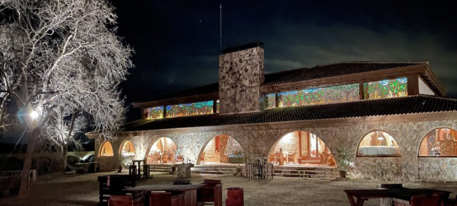 Vista nocturna del lodge